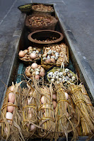 Eggs sold in bundles, tying up eggs, and into a bar with rice straw