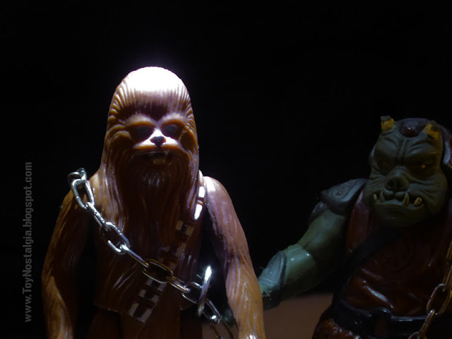 Jabba The Hutt - Trono Chewbacca es llevado a las mazmorras por un guardia gamorriano (JABBA The Hutt Action Playset - KENNER - The Return Of The Jedi)