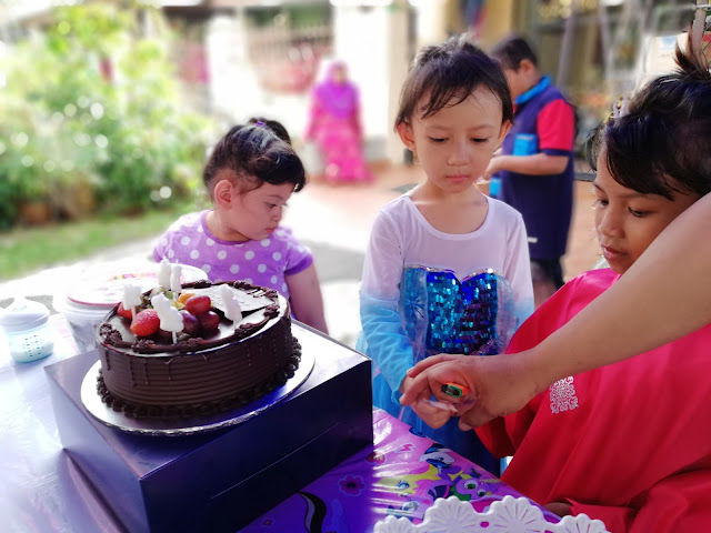 Celebrate 5th Birthday Dhia Batrisya - Pejam celik, dah 5 tahun Dhia. Dhia nak buat majlis Hari Jadi dan jemput kawan-kawan datang. Mummy tunaikan juga permintaan Dhia. Buat kecil-kecilan sahaja. Apapun, terima kasih pada yang sudi datang memeriahkan majlis kami. Terima kasih untuk hadiah semua. Moga kalian di diperderaskan rezeki sederas-derasnya. Amin.