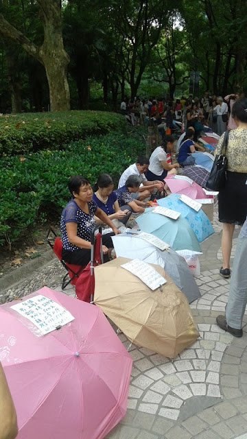 Madres en la plaza del pueblo