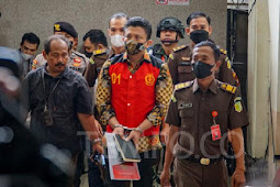 Tiba di PN Jaksel, Ferdy Sambo gunakan Batik dan Rompi Tahanan Merah Hitam