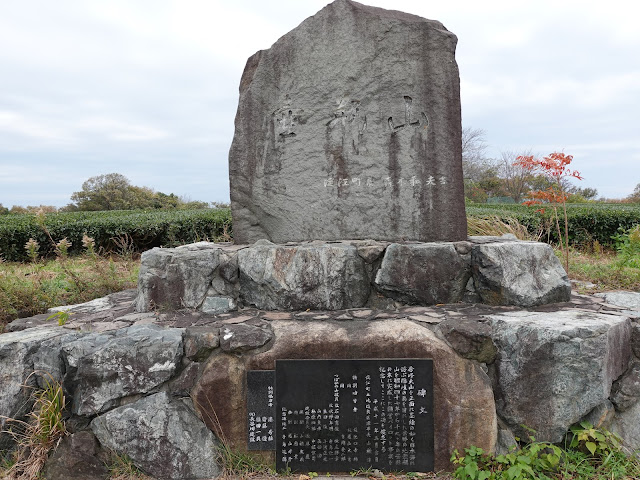 つぼかめ山の山頂の石碑