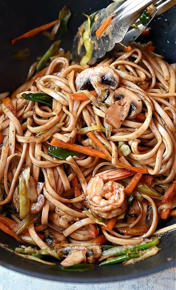 a pan with delicious shrimp yaki udon with vegetables
