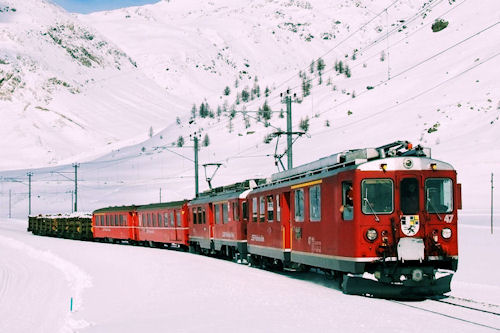 Un tren viejo pasando por las praderas de Alaska