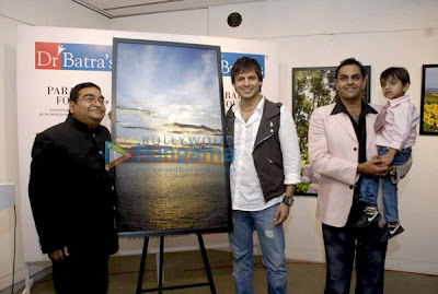 Vivek Oberoi at Dr Batra's art exhibition photo