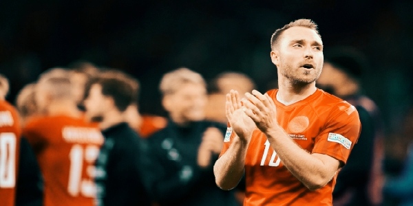 يدعم Eriksen الدنمارك في تحدي FIFA بشارة OneLove في كأس العالم
