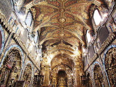 Altar mor todo em madeira talhada e dourada da Igreja de Santa Clara no Porto