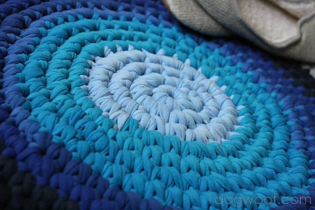 Crochet Rug out of old T-Shirts