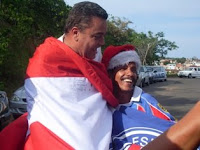 Paulo Carneiro e Binha abraçados com bandeira do Bahia