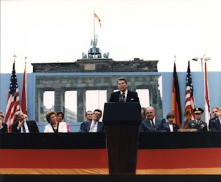 Ronald Reagan speaking in front of the Brandenburg Gate and the Berlin Wall