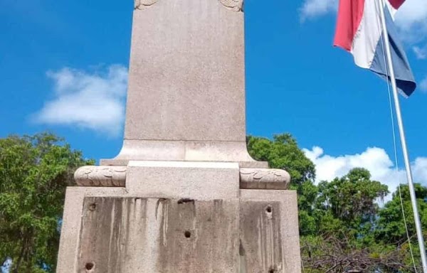 Denuncian robo de placa a la estatua de Juan Pablo Duarte en la Zona Colonial