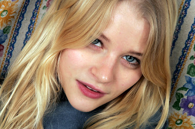 Emilie De Ravin is hopelessly cute