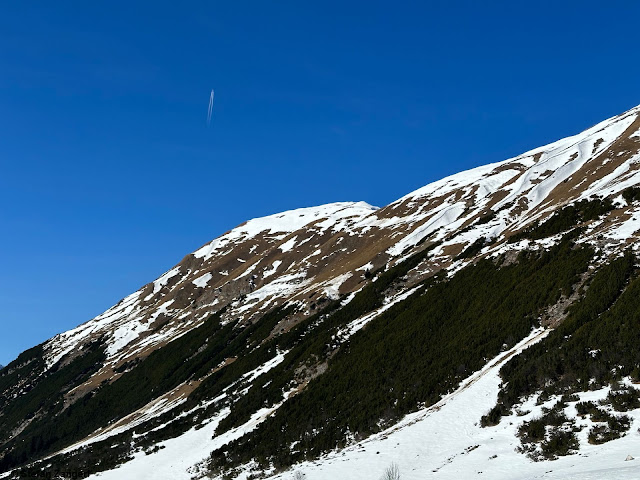 Ähnlich in weiten Teilen Tirols: An Sonnenhängen findet man bis in größere Höhen kaum mehr eine zusammenhängende Schneedecke (Foto: 21.02.2023; (c) Stefan Zangerl)