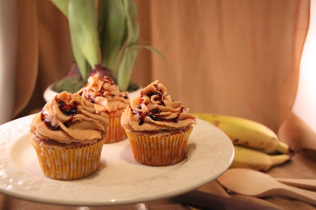 cupcakes-de-platano-con-almendras, banana-cupcakes, buttercream-de-leche-condensada