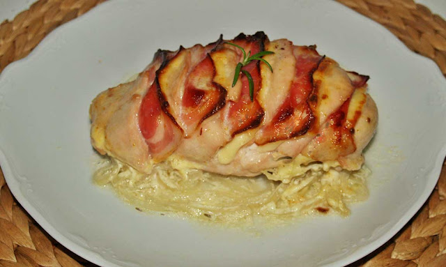 Pollo hasselback con queso y bacon