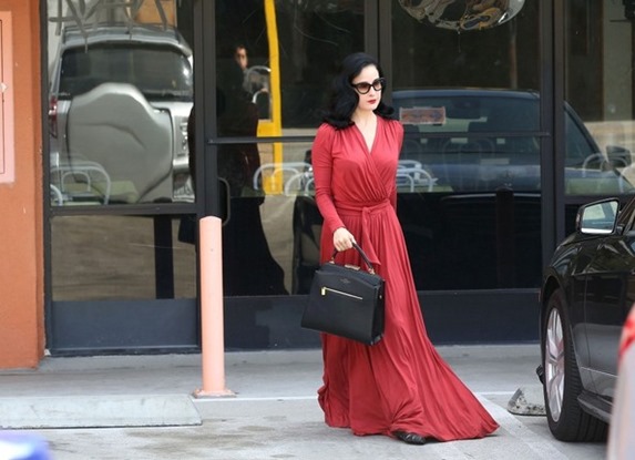 Dita Von Teese sees podiatrist IBVKP2p90Njl