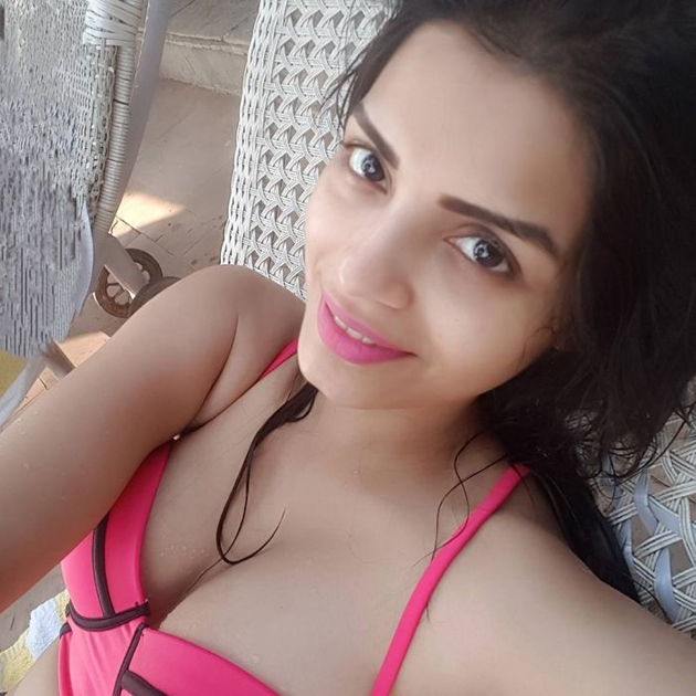 Indian TV actress Sonali Raut in pink bikini images 