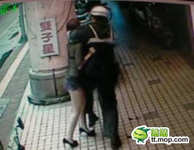 Foto Polisi Taipei Smackdown Wanita Berpakaian Minim [ www.BlogApaAja.com ]