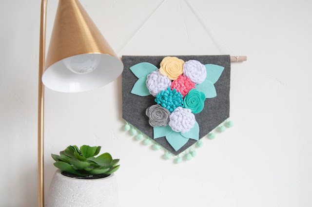 Spring No Sew Felt Flower Banner Tutorial by Jen Gallacher for www.jengallacher.com. #feltbanner #feltflowers #diycraft #jengallacher #jillibeansoup