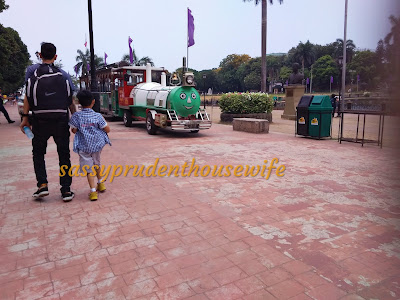 walk-at-rizal-park-mini-train-background