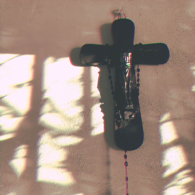 Crucifix in zonlicht