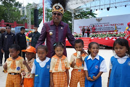 Herry Naap Berikan 1.000 Paket Makanan Bagi Anak Paud di Kota Biak