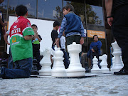 Niños jugando con uno de los ajedreces grandes que pusieron por todo el . (dsc )