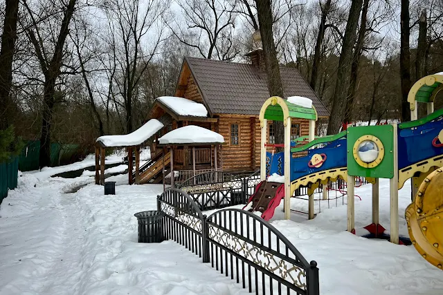 посёлок Переделкино, долина реки Сетунь, детская площадка, святой источник во имя иконы Казанской Божией Матери