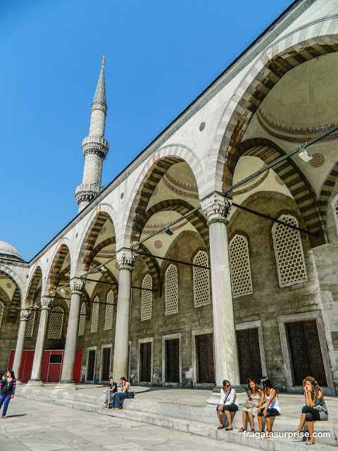 Pátio interno da Mesquita Azul em Istambul