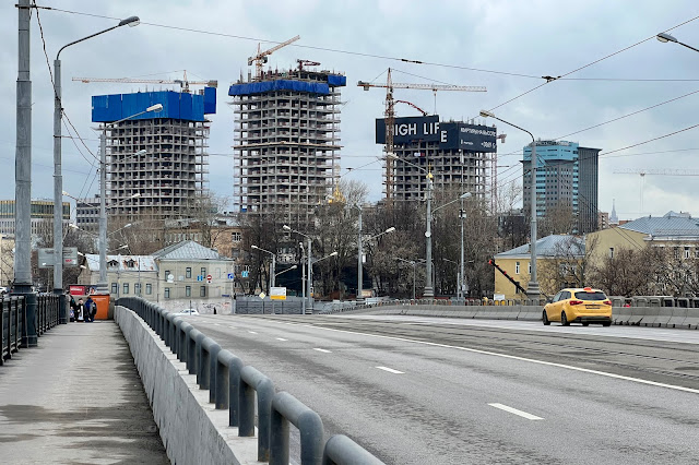 Новоспасский мост, строящийся жилой комплекс High Life, здание компании «Роснефть»