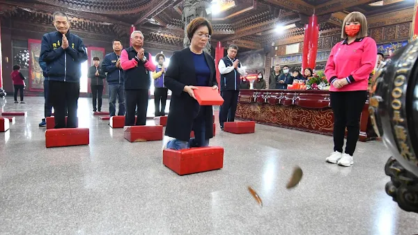 ▲2025彰化國際海牛文化節擲筊祈福儀式於今天在芳苑鄉普天宮舉行，由縣長王惠美擲筊請示媽祖，經過擲筊應允3個聖筊，擇定在國曆5月18日舉辦。（記者林明佑翻攝）