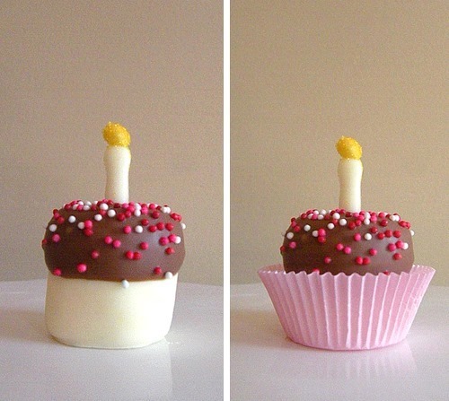 Ide membuat dekorasi makanan menggunakan marsmellow berbentuk kue ulang tahun