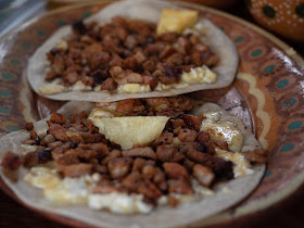 Detalle de un plato de tacos