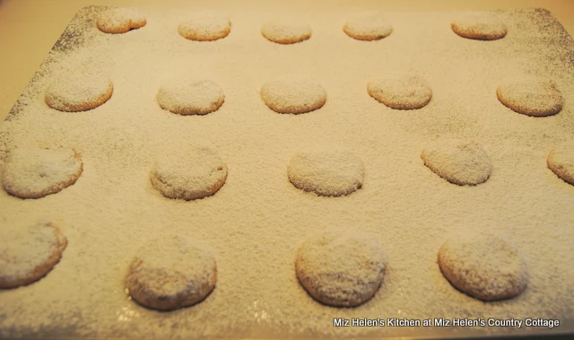 Vintage Pecan Sandies at Miz Helen's Country Cottage