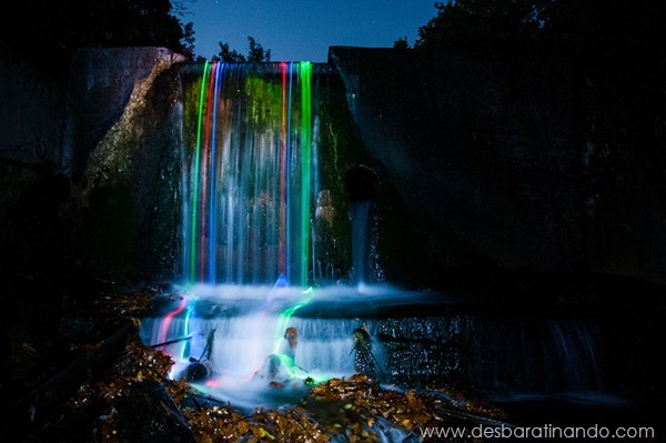 glow-sticks-dropped-into-waterfalls-lenz-abildgaard-arco-iris-luz-cachoeira-desbaratinando (3)