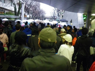 当日の新宿駅西口地下道