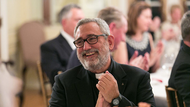 Renuncia jesuita a Secretaría de Economía de la Santa Sede. Llega un laico español