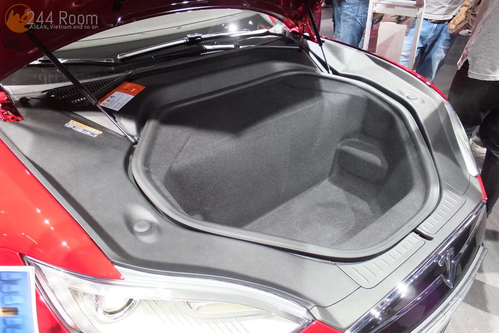 テスラモデルSフロントトランク　Tesla ModelS front trunk