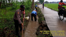 Sambut HUT Bhayangkara, Polsek Lohbener Bersama Warga Gotong Royong Bersihkan Sungai