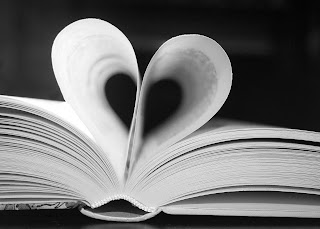 Libro con hojas en forma de corazón