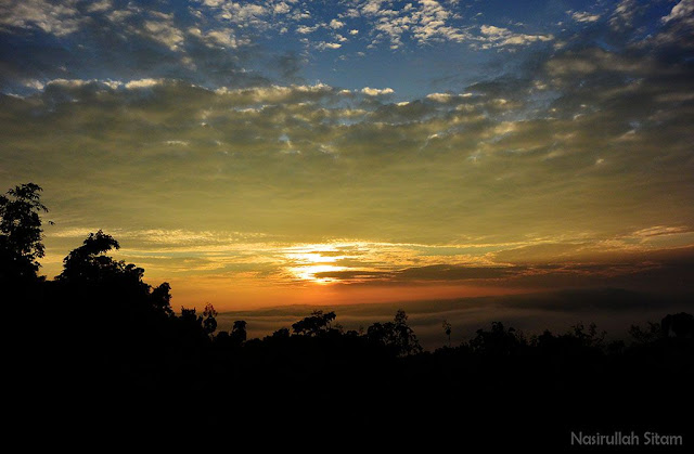 Sunrise terhalang kabut 