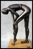 Statuette pose classique debout penchée formes féminines