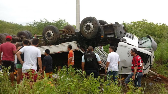 Caminhão capota e deixa 1 morto e vários feridos na CE 321, entre Mucambo e Cacimbas