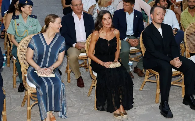 Queen Letizia wore a black sleeveless plumetis lace dress by Uterque. Malababa clutch bag and Espadrilles Picon wedges