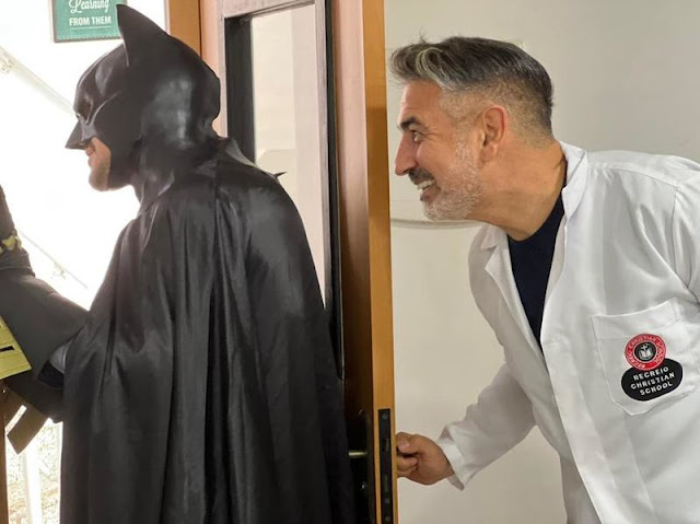 Médico abrindo a porta a Batman.