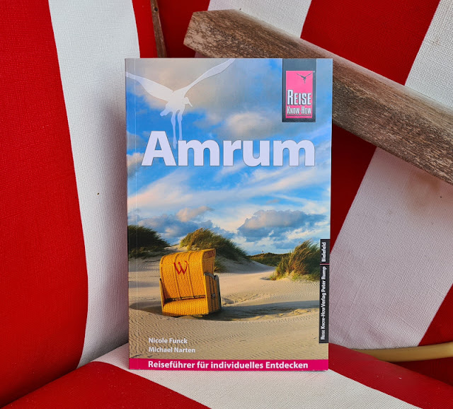 Das Bücherboot: Kinderbücher & Reiseführer für Euren Amrum-Urlaub. Ich stelle Euch viele Bücher für Kinder, Jugendliche und Erwachsene zur Nordsee-Insel Amrum vor, darunter auch diesen hilfreichen Reiseführer, der Informationen, Ausflugsziele, Wissenswertes und Karten für Eure Ferien am Meer liefert.