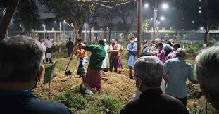 লেখক মুশতাক আহমেদকে রাজধানীর আজিমপুর কবরস্থানে দাফন