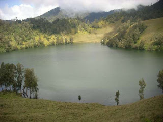 Jangan Jadi Gelas Apabila Mampu Menjadi Danau [ www.Bacaan.ME ]