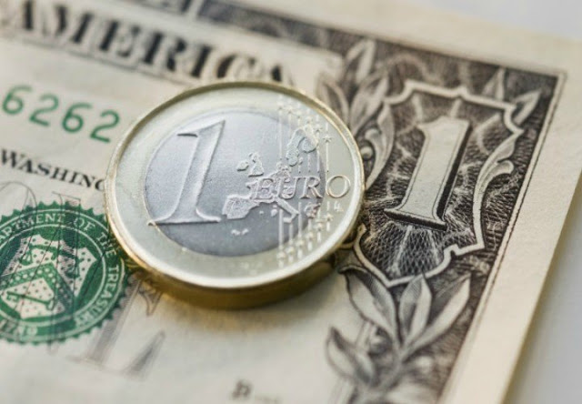 El dólar baja frente al euro