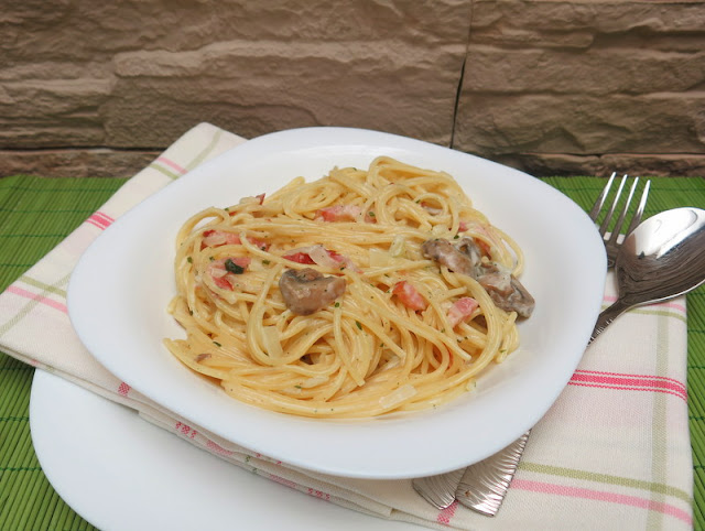 ESPAGUETTIS CON SALSA CREMOSA DE CHAMPIÑONES Y BACON